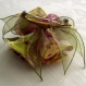Grande barrette fleur en tissu & plume et perles 055