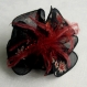 Barrette fleur en tissu noir imprimé, plumes et perles
