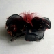 Barrette fleur en tissu noir imprimé, plumes et perles