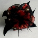 Grande barrette fleur en tissu noir imprimé, soie, plumes et perles