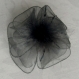 Petite barrette fleur en organza gris, plumes et perles