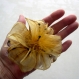 Petite barrette fleur en tissu & plumes et perles 058