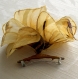 Petite barrette fleur en tissu & plumes et perles 058