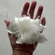 Grande barrette fleur blanche en satin, plumes et perles