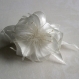 Grande barrette fleur blanche en satin, plumes et perles