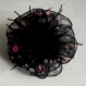 Petite barrette fleur en tissu, plumes & perles et paillettes 