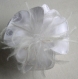 Barrette fleur blanche en tissu, plumes et perles