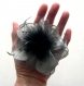 Grande barrette fleur grise  en organza, plumes est perles