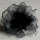 Grande barrette fleur grise  en organza, plumes est perles