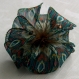 Petite barrette fleur en tissu & plumes et perles 028