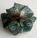 Petite barrette fleur en tissu & plumes et perles 028