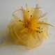 Grande barrette fleur jaune en organza, plumes et perles