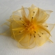 Grande barrette fleur jaune en organza, plumes et perles