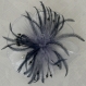 Petite barrette fleur en organza gris, plumes et perles