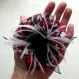 Broche fleur en tissu & plumes et perles 030