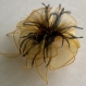 Broche fleur en organza jaune, plumes et perles