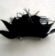 Grande barrette fleur noire en satin, plumes et perles