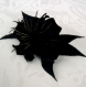 Grande barrette fleur noire en satin, plumes et perles
