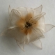 Grande barrette fleur beige en organza, plumes et perles