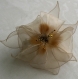 Grande barrette fleur beige en organza, plumes et perles