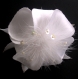 Grande barrette fleur blanche en satin, plumes, perles et pailletes