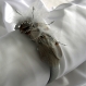 Serre-tête grise décorée de plumes et de perles