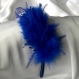 Serre-tête bleue saphir décorée de plumes et de perles