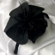 Serre-tête fleur noire  en soie, plumes et perles