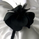 Serre-tête fleur noire  en soie, plumes et perles