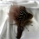 Serre-tête marron décorée de plumes et de perles