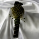 Serre-tête verte décorée de plumes et de perles