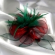 Grande barrette fleur en organza rouge, plumes vertes et perles
