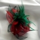 Grande barrette fleur en organza rouge, plumes vertes et perles