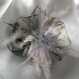 Grande barrette fleur en tissu & plumes et perles 127
