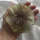 Grande barrette fleur en tissu & plumes et perles 133