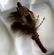 Serre-tête  bordeaux décorée de plumes et de perles