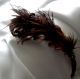 Serre-tête marron  décorée de plumes de faisan et de perles