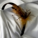 Serre-tête large marron et jaune décorée de plumes et de perles