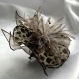 Broche fleur marron/taupe en tissu paillette, plumes et perles