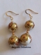 Boucles d'oreilles en perles japonaises tensha fonds blanc,lignées feuille d'or,montées sur crochets d'oreille plaqué or,