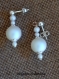 Boucles d'oreilles en perles nacrées blanc iridescent montées sur clous d'oreilles en argent, billes de 12, 4 et 3 mm de diamètre,