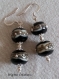 Boucles d'oreilles en perles artisanales lampwork (verre filé au chalumeau) fabrication main et petites billes en argent montées sur argent,