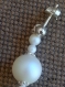 Boucles d'oreilles en perles nacrées blanc iridescent montées sur clous d'oreilles en argent, billes de 12, 4 et 3 mm de diamètre,