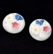 1042r / lot de 2 boutons anciens en verre blanc peint de fleurs 18mm 