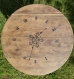 Table en bois vernis mat avec 2 plateaux décorés