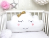 1 coussin nuage  blanc 60 cm large brodé avec un visage et un noeud doré pour décoration chambre enfant