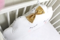 1 coussin nuage  blanc 60 cm large brodé avec un visage et un noeud doré pour décoration chambre enfant