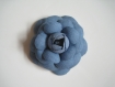 Broche camélia bleu- fleur en coton fait main  
