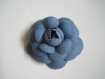Broche camélia bleu- fleur en coton fait main  
