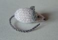 Mimi petite souris en laine gris-clair et gris-foncé tricotée main